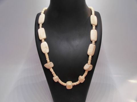 Holzkette in naturbraun mit einer Länge von 60 cm, bestehend aus variierenden Holzperlen in unterschiedlichen Formen und Größen, hergestellt von Juwelier Harnisch.