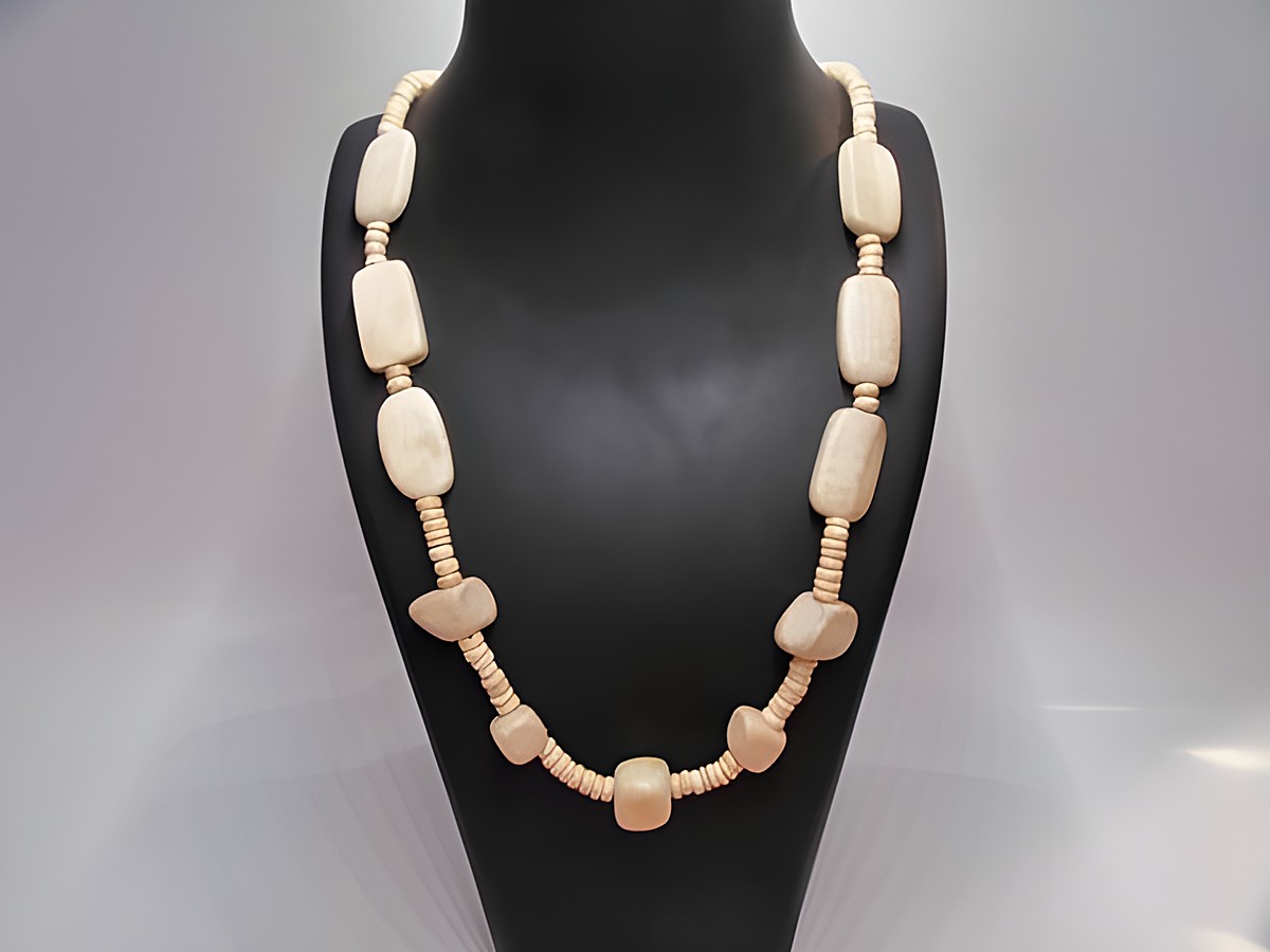 Holzkette in naturbraun mit einer Länge von 60 cm, bestehend aus variierenden Holzperlen in unterschiedlichen Formen und Größen, hergestellt von Juwelier Harnisch.