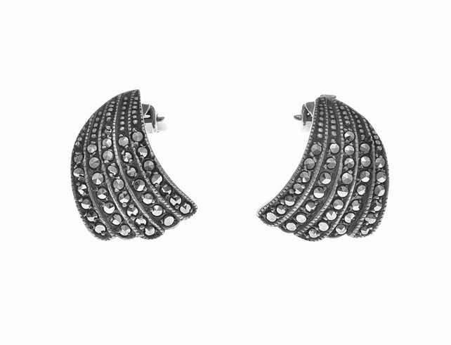 Ohrclip Welle aus Sterling Silber mit polierter Oberfläche und Markasit, romantisches Design von Juwelier Harnisch, elegant und stilvoll für besondere Anlässe.