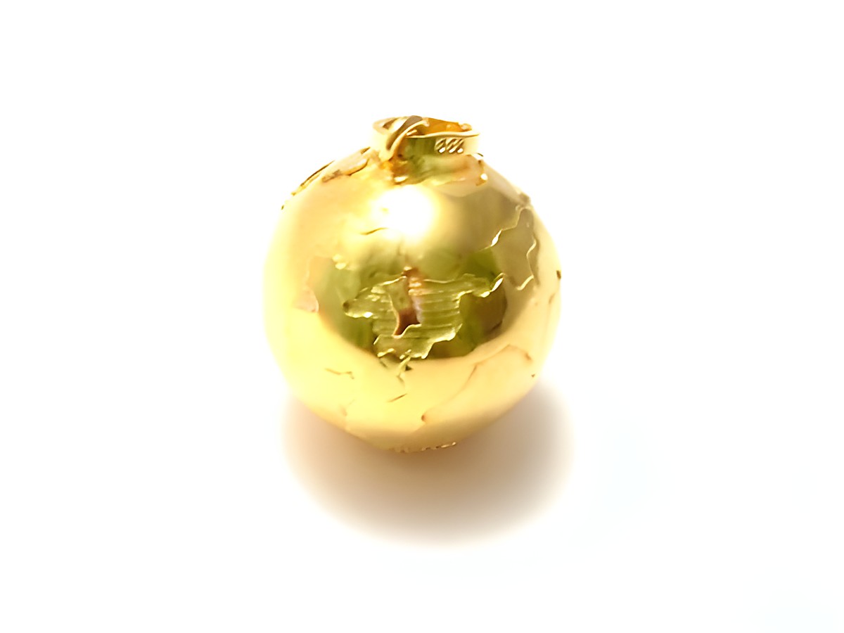 Weltkugel Anhänger aus 333 Gelbgold und Rotgold, Durchmesser 16 mm, von Juwelier Harnisch, stilvolle Kugel mit detaillierter Oberflächenstruktur. Ideal als Schmuckstück und Geschenk.