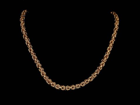 Lange Kette XXL vergoldet Königskette 5 x 5 mm 80 cm von Juwelier Harnisch vergoldete Ketten auf schwarzem Hintergrund, elegant und zeitlos, perfekt für stilvolle Anlässe.