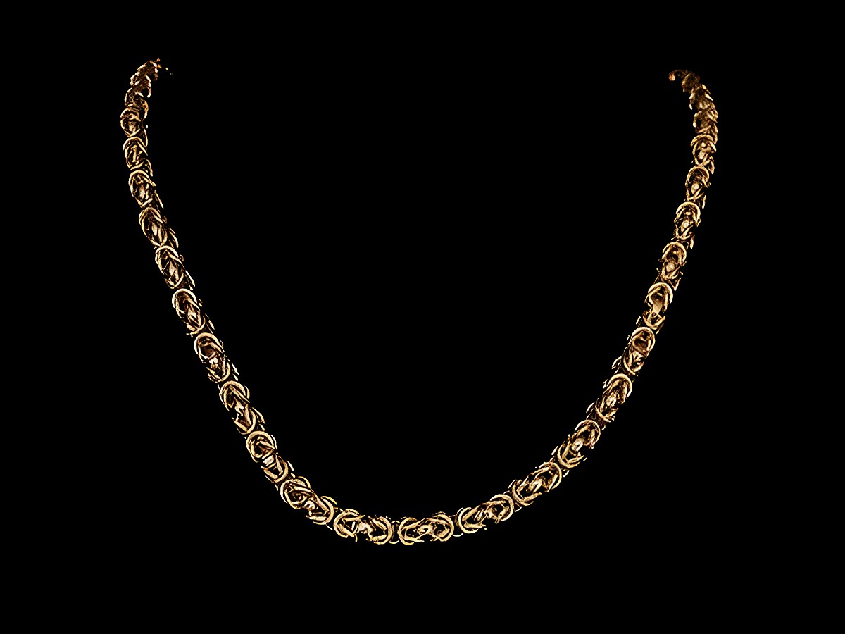 Lange Kette XXL vergoldet Königskette 5 x 5 mm 80 cm von Juwelier Harnisch vergoldete Ketten auf schwarzem Hintergrund, elegant und zeitlos, perfekt für stilvolle Anlässe.