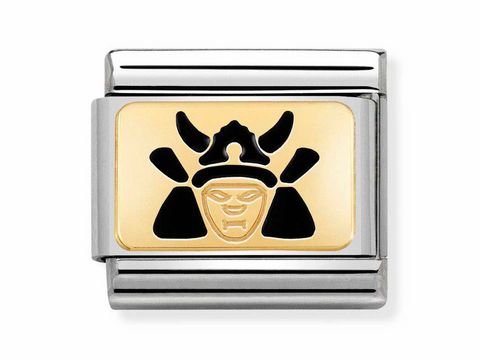 Ein elegantes Schmuckelement von Nomination, das ein Samurai-Motiv in Schwarz und Gold zeigt, gefertigt aus Emaille und goldfarbenem Metall, ideal für Armbänder.