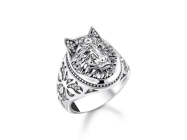 Rebel Wolf Siegelring von Thomas Sabo in Silber mit Zirkonia, Größe 62, zeigt das kunstvoll gestaltete Wolfsgesicht auf der Ringschiene und eine filigrane Musterung.