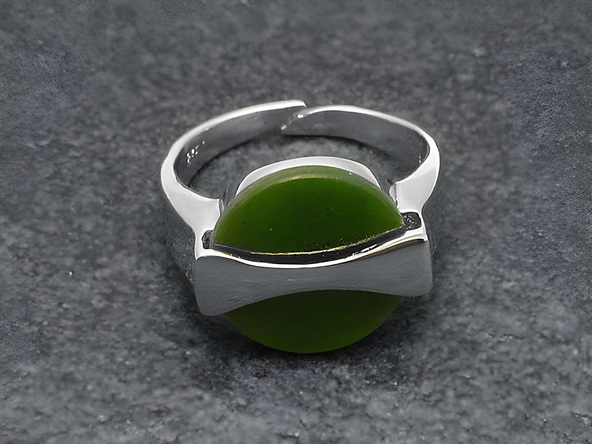 Silberring mit verstellbarem Band und rundem, grünem Jade-Stein, rhodiniert, modernes Design, ideal für modebewusste Frauen, Hersteller Juwelier Harnisch.