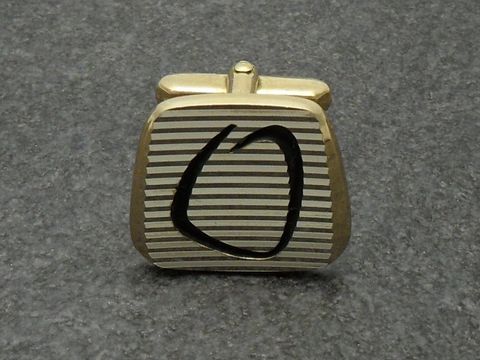 Vergoldete Manschettenknöpfe mit gestreiftem Design und dem Buchstaben O, hergestellt von Juwelier Harnisch, ideal für elegante Anlässe.