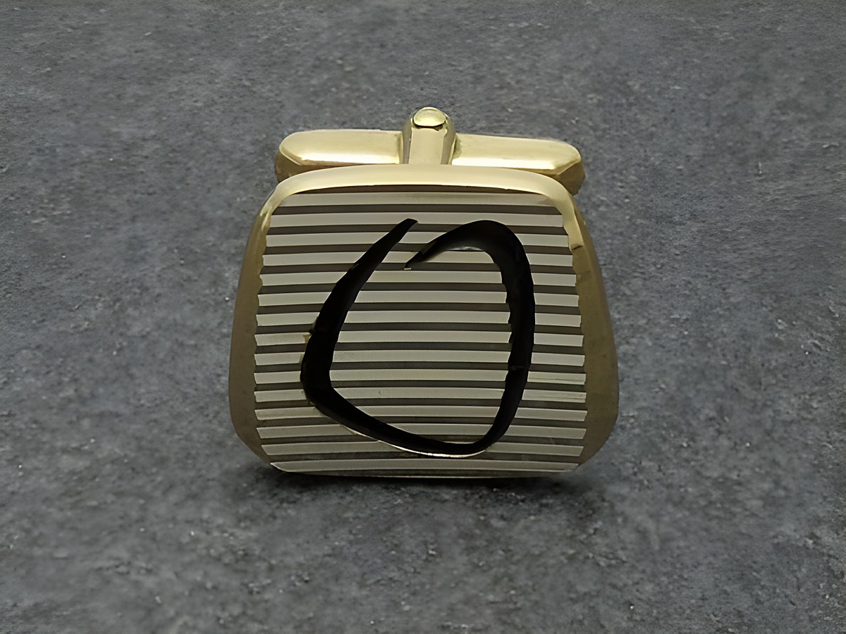 Vergoldete Manschettenknöpfe mit gestreiftem Design und dem Buchstaben O, hergestellt von Juwelier Harnisch, ideal für elegante Anlässe.