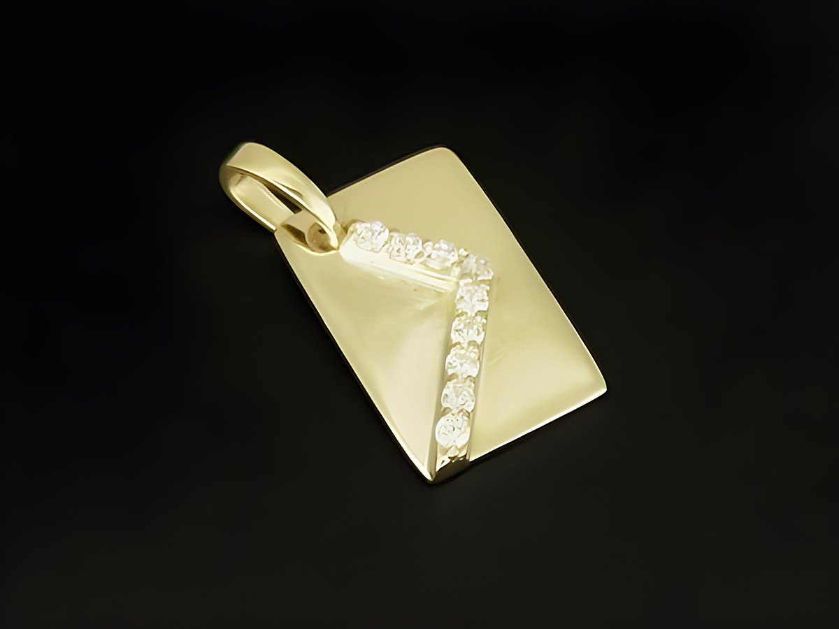 Briefumschlag Anhänger aus 333 Gold mit Zirkonia und Gravurplatte, Hersteller Juwelier Harnisch, elegantes Design und funkelnde Steinchen für besondere Anlässe.
