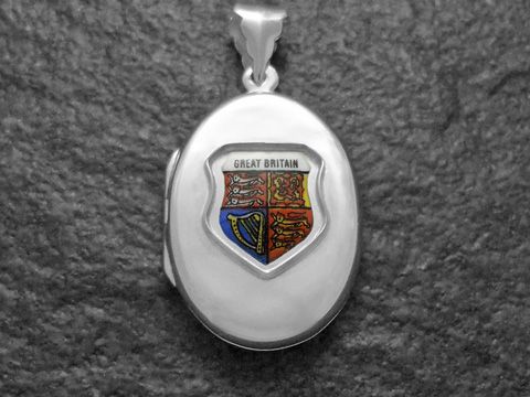 Silbernes Medaillon mit dem Wappen von Großbritannien in der Mitte, umgeben von einem schlichten Rahmen, Hersteller: Juwelier Harnisch, ideal als edles Schmuckstück.