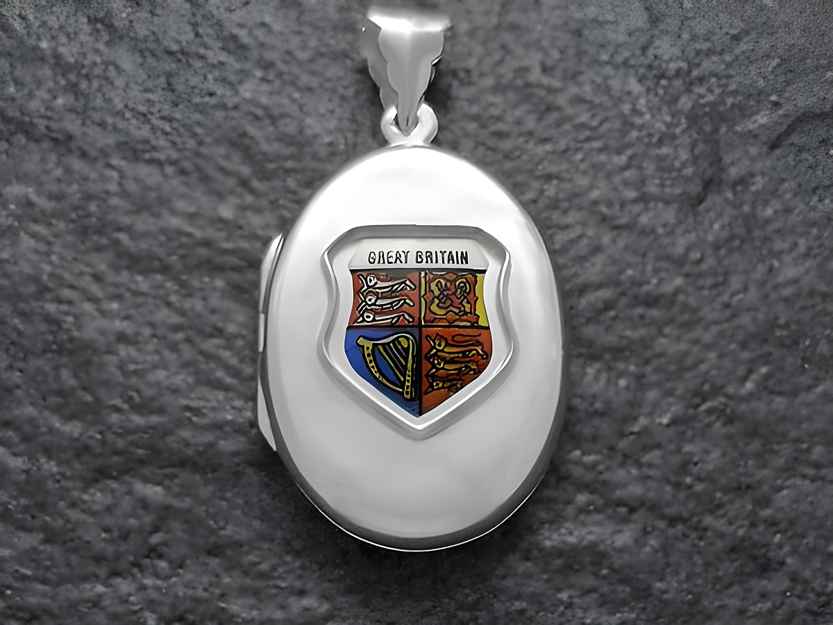 Silbernes Medaillon mit dem Wappen von Großbritannien in der Mitte, umgeben von einem schlichten Rahmen, Hersteller: Juwelier Harnisch, ideal als edles Schmuckstück.