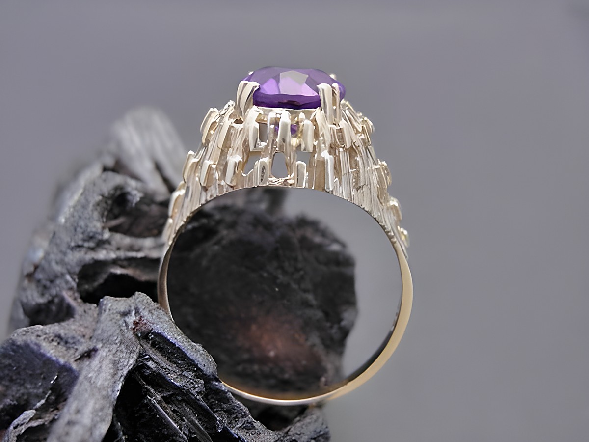 Glamouröser Goldring in Größe 57 mit einem Amethyst aus Gold 333, Hersteller Juwelier Harnisch, bis Größe 58/18,5. – Ansicht 2