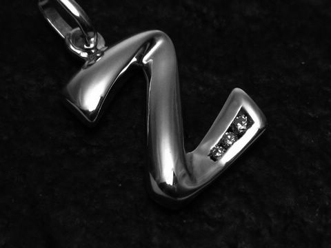 Z-Buchstaben Anhänger aus Sterling Silber mit Zirkonia, glänzende Oberfläche, Hersteller Juwelier Harnisch, ideal für personalisierte Schmuckstücke.