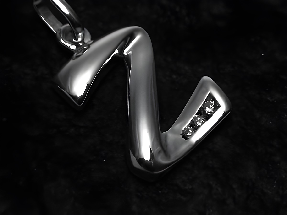 Z-Buchstaben Anhänger aus Sterling Silber mit Zirkonia, glänzende Oberfläche, Hersteller Juwelier Harnisch, ideal für personalisierte Schmuckstücke.