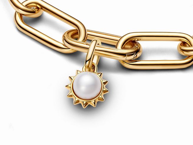 Süßwasserzuchtperle in Goldfassung als Sonnen-Mini-Anhänger, befestigt an einer goldfarbenen Kette, elegant und stilvoll, ideal für Schmuckliebhaber.