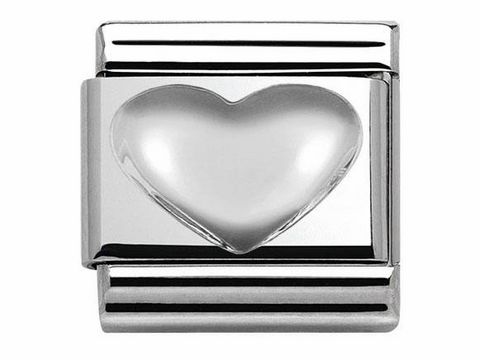 Silberner Charm mit einem hervorgehobenen Herzmotiv, aus dem Hersteller Sortiment Nomination, Modell Classic, ideal für persönlichen Schmuck und eine besondere Geschenkidee.