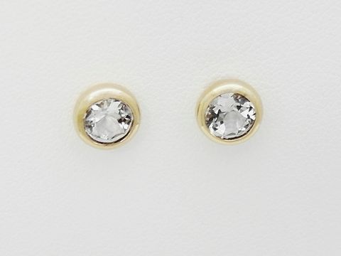 Ohrringe aus Gold 585 in Form von Ohrsteckern mit facettiertem Aquamarin in rund, Hersteller Juwelier Harnisch, ergänzt durch weitere Steine, elegant und zeitlos.
