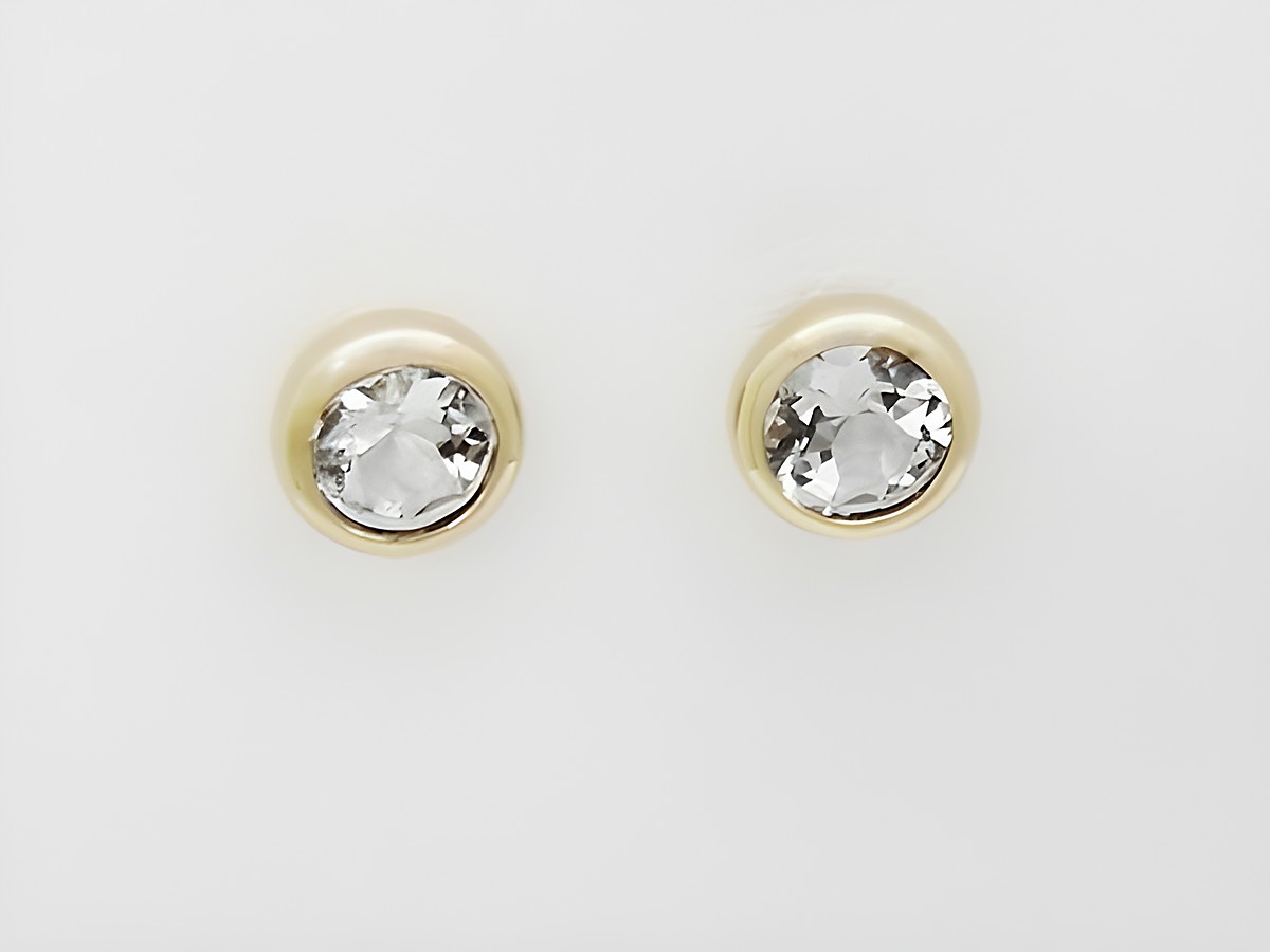 Ohrringe aus Gold 585 in Form von Ohrsteckern mit facettiertem Aquamarin in rund, Hersteller Juwelier Harnisch, ergänzt durch weitere Steine, elegant und zeitlos.