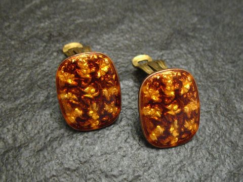 Ohrclips in Form von braunen und gelben Sternen, aus Emaille und vergoldet, im Vintage-Stil, hergestellt von Juwelier Harnisch, ideal für stilvolle Akzente.