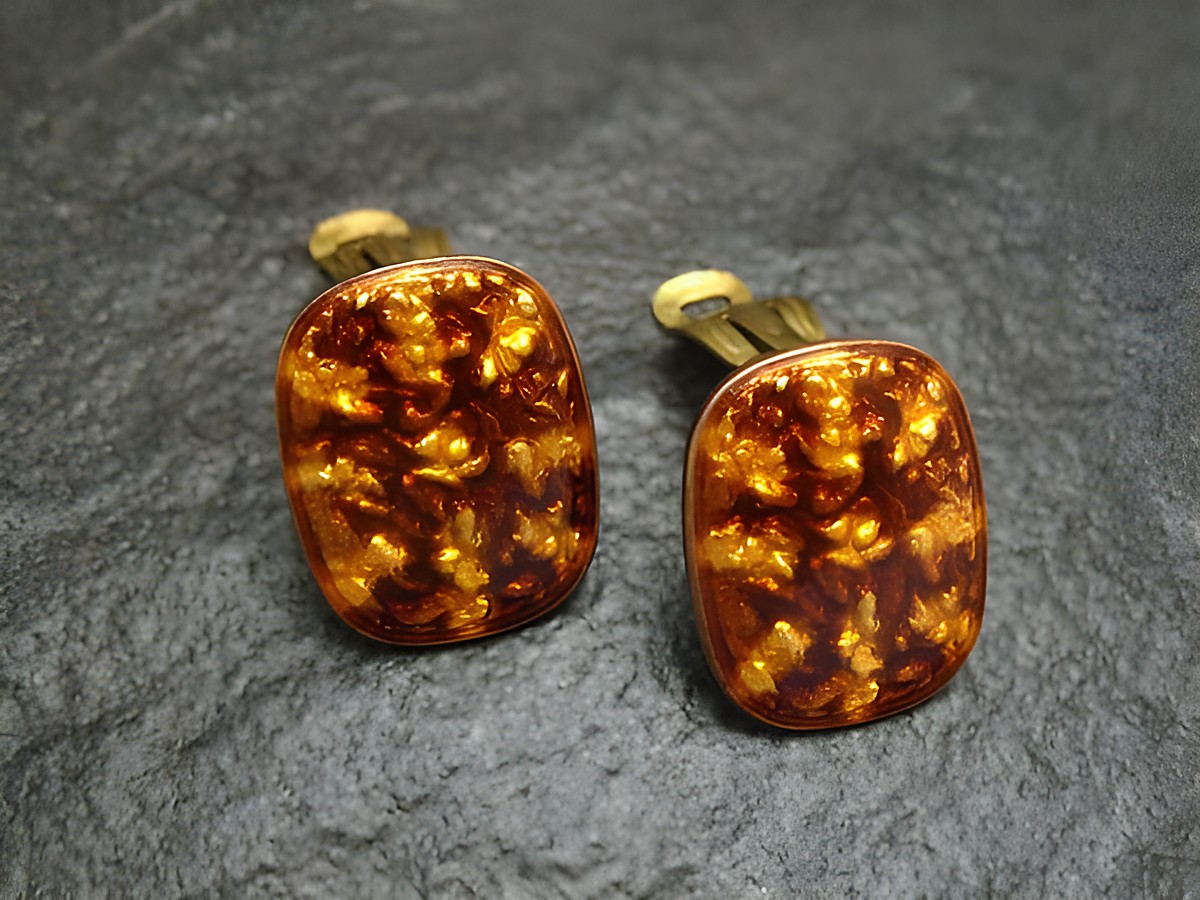 Ohrclips in Form von braunen und gelben Sternen, aus Emaille und vergoldet, im Vintage-Stil, hergestellt von Juwelier Harnisch, ideal für stilvolle Akzente.