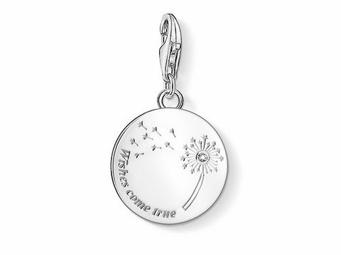 Charm-Anhänger von Thomas Sabo, Modell 1457-051-21, zeigt eine Pusteblume mit fliegenden Samen und der Gravur Wishes come true auf einer runden Silberoberfläche.