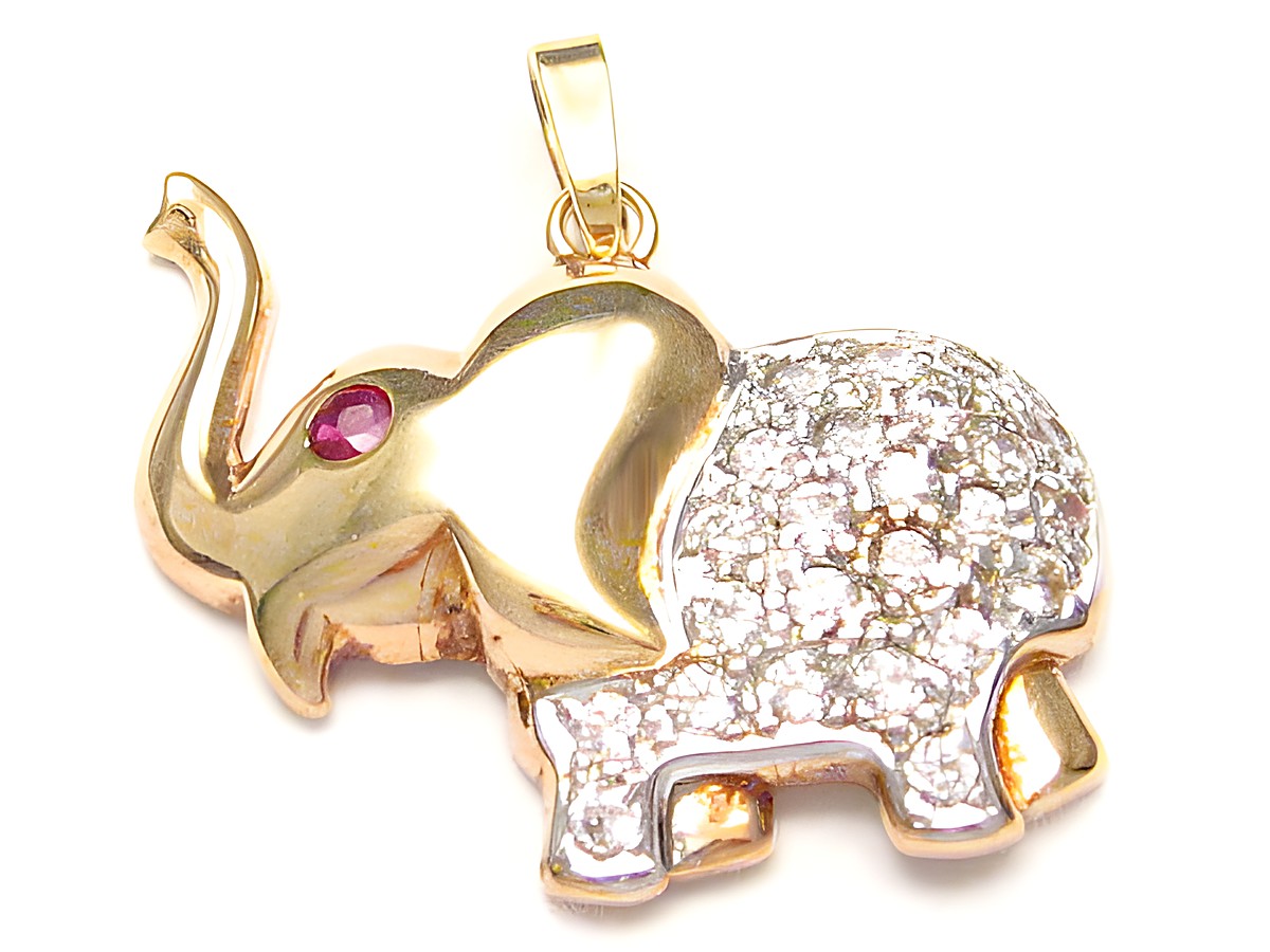 Gold 585 Anhänger in Form eines Elefanten mit Rubin und glitzernden Details, Hersteller Juwelier Harnisch, ideal für Tierliebhaber und Schmuckliebhaber.