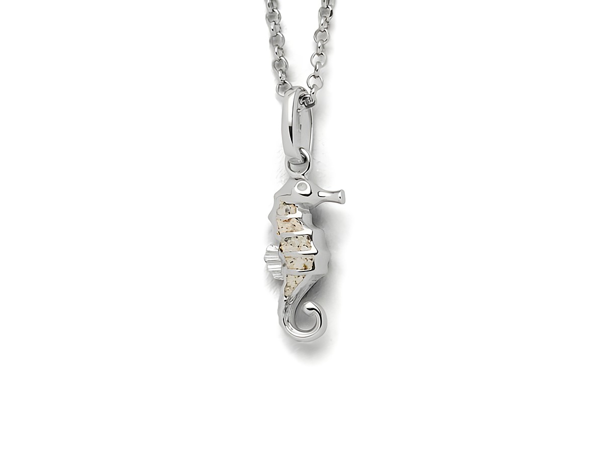 Kette mit Seepferdchen-Anhänger aus Sterling Silber, das filigran und detailreich gestaltet ist. Die Kette hat eine Länge von 42cm und stammt vom Hersteller DUR.