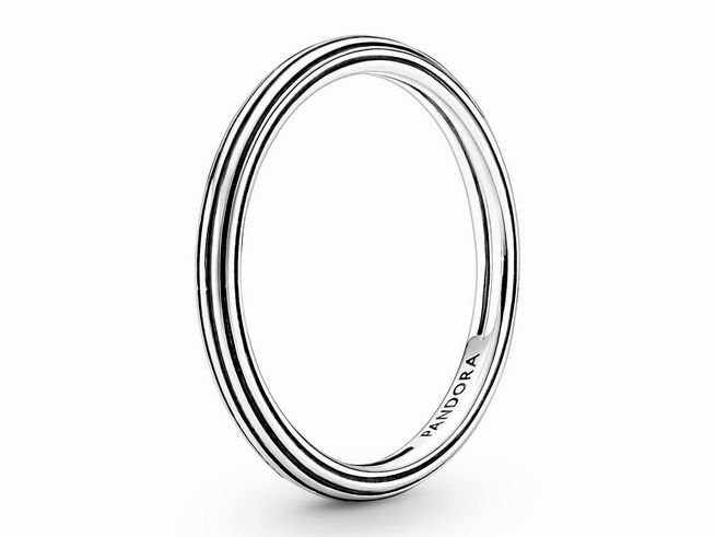 199591044-0 Ein eleganter Pandora ME Ring aus Sterlingsilber in Größe 44 mit feinen eingearbeiteten Linien, ideal für modische Akzente und vielseitige Kombinationsmöglichkeiten.