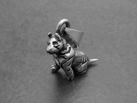 Hund DOG aus massivem Sterling Silber als Anhänger, detailreich gestaltet vom Juwelier Harnisch, ideal für Tierliebhaber und als Schmuckstück für jeden Anlass.