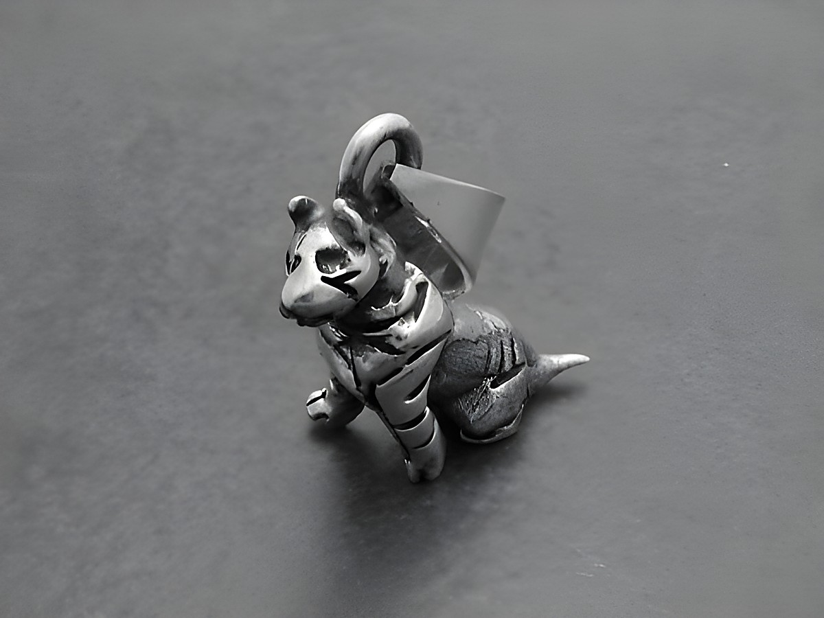 Hund DOG aus massivem Sterling Silber als Anhänger, detailreich gestaltet vom Juwelier Harnisch, ideal für Tierliebhaber und als Schmuckstück für jeden Anlass.