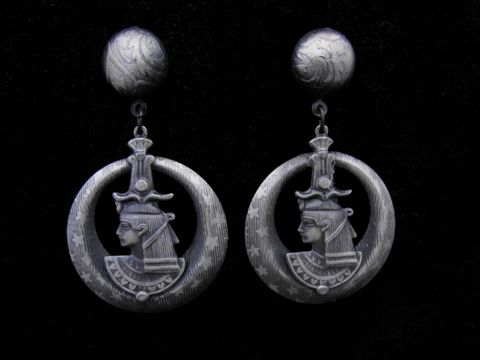 Ohrringe Ägyptische Prinzessin aus Modeschmuck in silberfarben, symbolisch gestaltet mit figürlicher Darstellung einer Königin im Halbmond, Hersteller Juwelier Harnisch, inklusive Ear Cuffs.