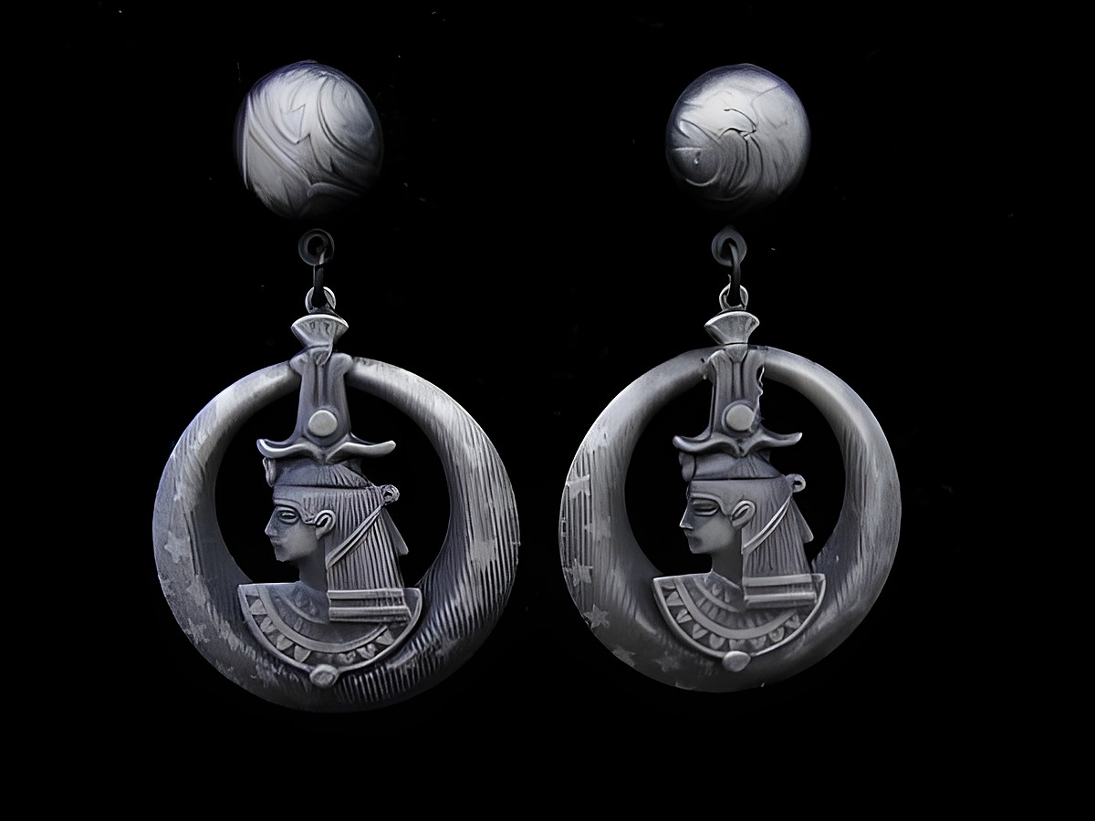 Ohrringe Ägyptische Prinzessin aus Modeschmuck in silberfarben, symbolisch gestaltet mit figürlicher Darstellung einer Königin im Halbmond, Hersteller Juwelier Harnisch, inklusive Ear Cuffs.
