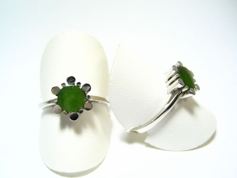 Silber Designer Ring rhodiniert mit grünem Jade-Edelstein, verstellbar, Hersteller Juwelier Harnisch, elegant und einzigartig im Design, ideal für jeden Anlass.