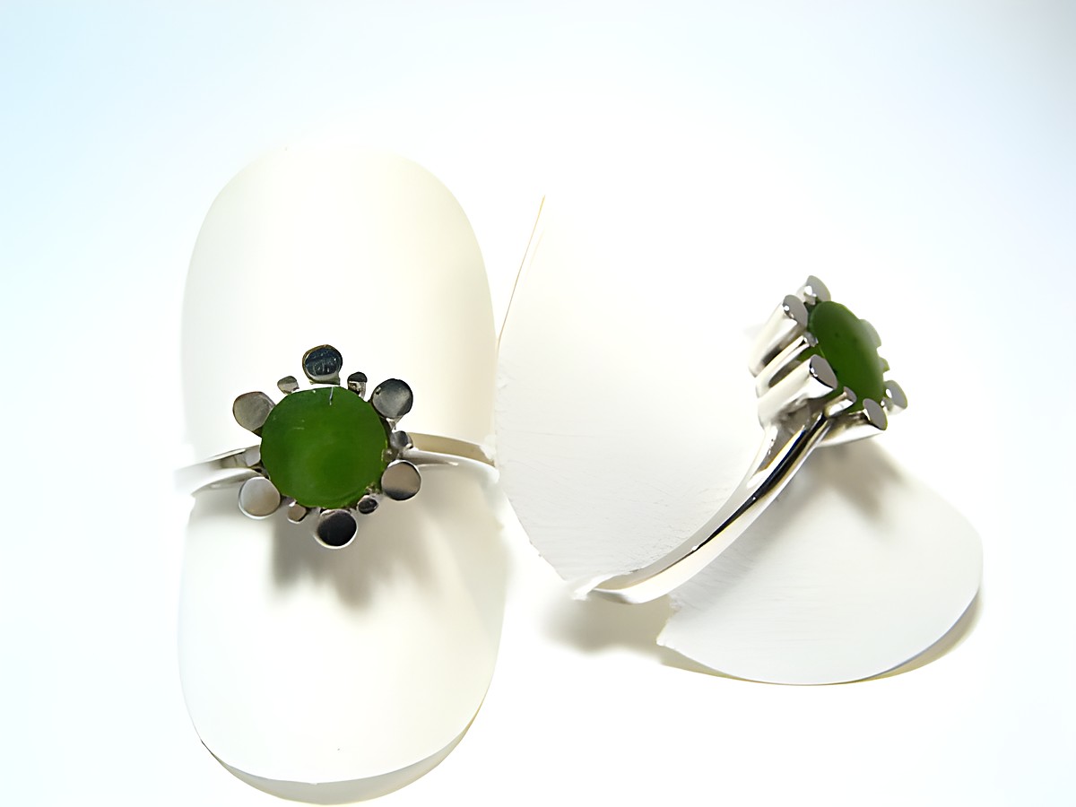 Silber Designer Ring rhodiniert mit grünem Jade-Edelstein, verstellbar, Hersteller Juwelier Harnisch, elegant und einzigartig im Design, ideal für jeden Anlass.