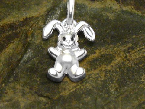 Hase Anhänger aus 925 Sterling Silber, süß gestaltet, perfekt für Kinder, Hersteller Juwelier Harnisch, hochwertiger Schmuck mit liebevollem Design.