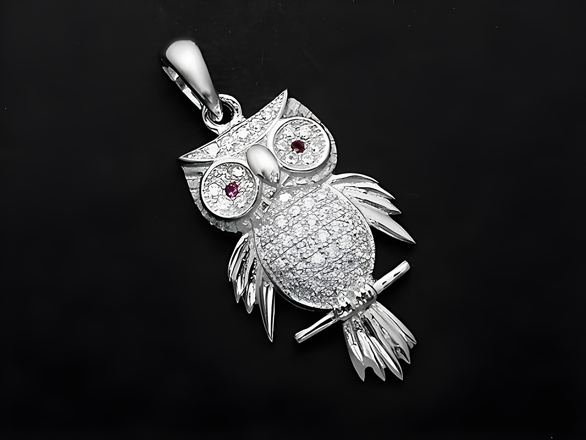 Eule Silber Anhänger rhodiniert mit Zirkonia in weiß und rot, funkelnd und detailreich gestaltet, Hersteller Juwelier Harnisch, ideal für Tierliebhaber.
