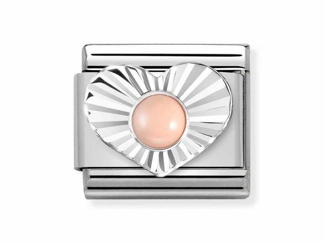 433050810-0 Schmuckstück von Nomination mit dem Namen 330508 10 Classic - KORALLE ROSA. Das Designerherz ist diamantiert und hat eine rosa Steinmitte, gefertigt aus Silber und Silvershine.