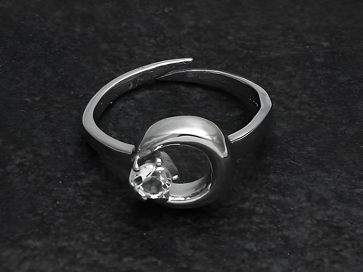Silberring rho ELEGANT in verstellbarer Größe mit Bergkristall, rhodiniert, stilvolles Design von Juwelier Harnisch, funkelt elegant.