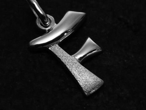 Buchstaben Anhänger F teilmattiert aus Sterling Silber, elegant gestaltet mit glatten und strukturierten Flächen, hergestellt von Juwelier Harnisch.