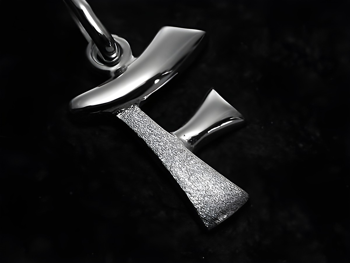 Buchstaben Anhänger F teilmattiert aus Sterling Silber, elegant gestaltet mit glatten und strukturierten Flächen, hergestellt von Juwelier Harnisch.