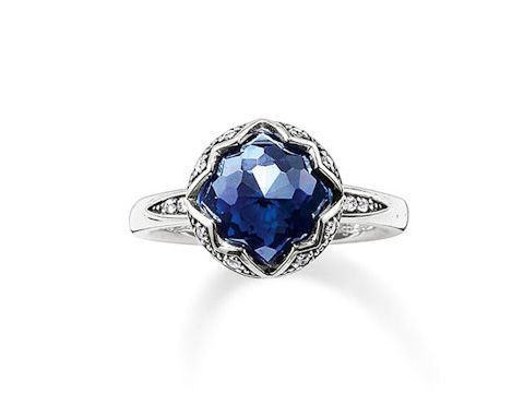 Thomas Sabo Ring aus Sterling Silber, Größe 54, mit synthetischem Korund in Blau und Zirkonia, geschwungenes Design mit facettiertem Stein, elegant und glamourös.