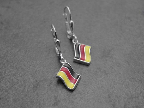 Ohrringe in Form der deutschen Flagge aus rhodiniertem Sterling Silber mit schwarz, rot und goldenen Farben, sportlich und ideal für Deutschland-Fans, hergestellt von Juwelier Harnisch.