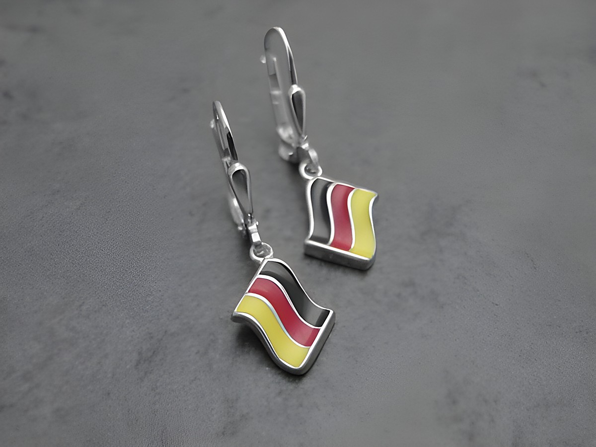 Ohrringe in Form der deutschen Flagge aus rhodiniertem Sterling Silber mit schwarz, rot und goldenen Farben, sportlich und ideal für Deutschland-Fans, hergestellt von Juwelier Harnisch.