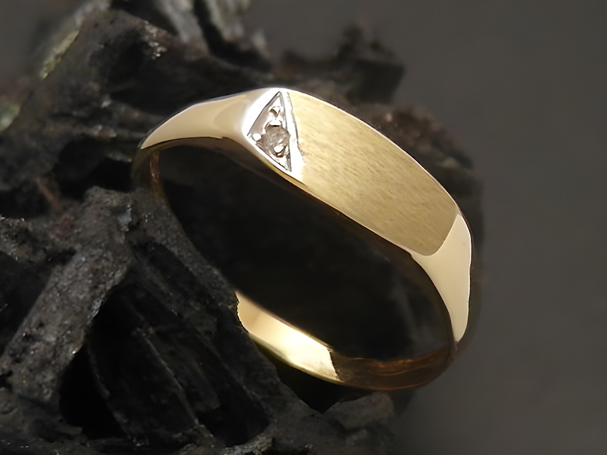 Goldring in graziösem Design, aus Gold 585, besetzt mit Diamant, Größe 57, Hersteller: Juwelier Harnisch, geeignet bis Größe 58/18,5.