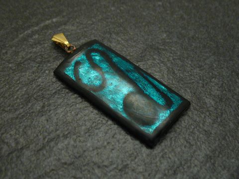 Emaille vergoldeter Vintage Anhänger von Juwelier Harnisch mit surrealem Design in Türkis und Schwarz, rechteckige Form mit geschwungenen Mustern, ideal für stilvolle Akzente.
