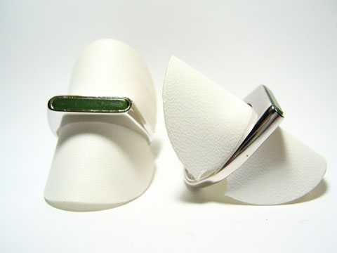 Silber Designer Ring rhodiniert mit grünem Jade, Hersteller Juwelier Harnisch, verstellbarer Ring, modern und elegant, ideal für stilbewusste Trägerinnen.