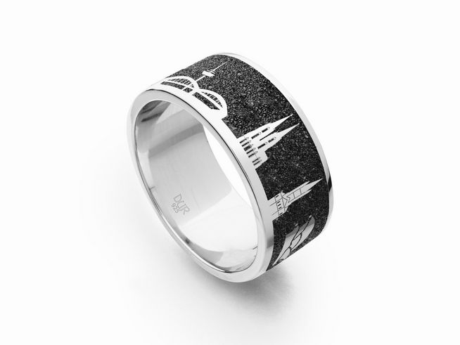 Der DUR Lavasand Ring Nachtring Köln aus Sterling Silber in Größe 54 zeigt eine kunstvolle Darstellung der Kölner Skyline, kombiniert mit Lavasand-Textur und edlem Design.