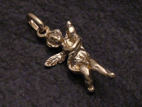 Engel Anhänger 585 Gold sehr niedlich und süß verarbeitet von Hersteller Juwelier Harnisch zeigt einen detailreichen Engel mit ausgebreiteten Flügeln in glänzendem Gold.