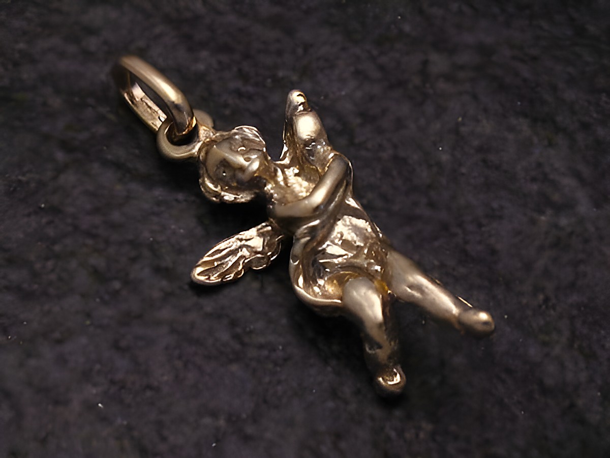 Engel Anhänger 585 Gold sehr niedlich und süß verarbeitet von Hersteller Juwelier Harnisch zeigt einen detailreichen Engel mit ausgebreiteten Flügeln in glänzendem Gold.