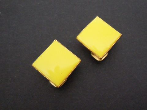 Ohrclip aus gelbem Kunstharz in zeitlosem Design, goldfarbene Details, Hersteller Juwelier Harnisch, elegant und modisch, ideal für verschiedene Anlässe.