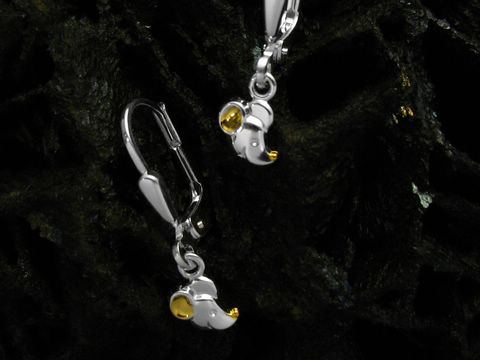 Zwei bicolor Sterling Silber Ohrhänger in Form einer Maus mit gelben Steinchen. Ideal für Kinder, Hersteller ist Juwelier Harnisch. Besondere und verspielte Schmuckstücke.